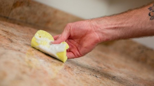 cleaning-the-granite-countertop