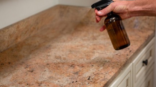cleaning-the-granite-countertop1